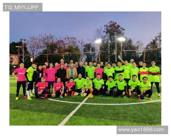 足球明星五人合照高清展现球场魅力与友谊的完美瞬间